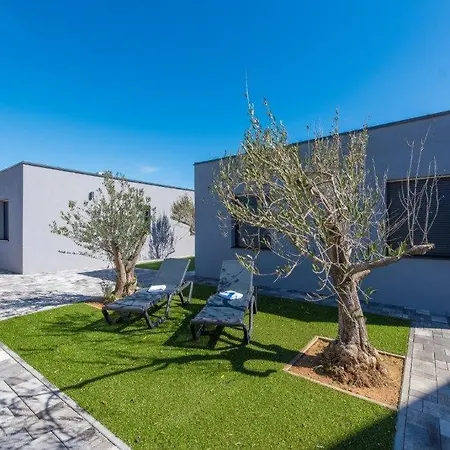 In With Outdoor Swimming Pool, Wifi And 2 Bedrooms