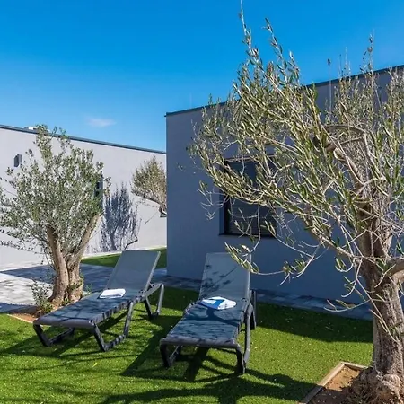 Villa In With Outdoor Swimming Pool, Wifi And 2 Bedrooms