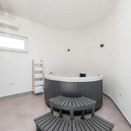 Villa In With Outdoor Swimming Pool, Wifi And 2 Bedrooms *