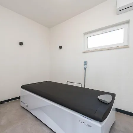 In With Outdoor Swimming Pool, Wifi And 2 Bedrooms *
