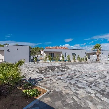 In With Outdoor Swimming Pool, Wifi And 2 Bedrooms *