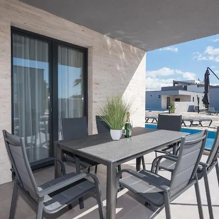 In With Outdoor Swimming Pool, Wifi And 2 Bedrooms