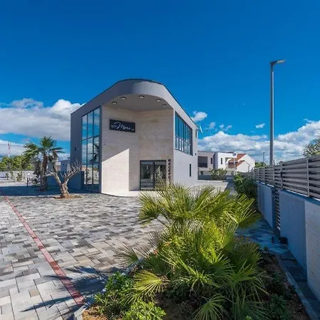 Villa In With Outdoor Swimming Pool, Wifi And 2 Bedrooms *