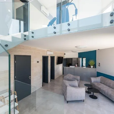 Villa In With Outdoor Swimming Pool, Wifi And 2 Bedrooms Vir