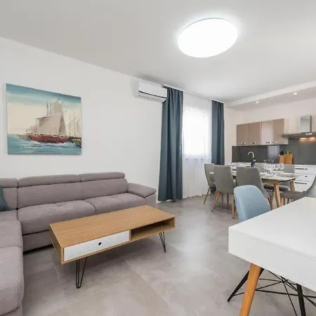 Vila In With Outdoor Swimming Pool, Wifi And 2 Bedrooms *