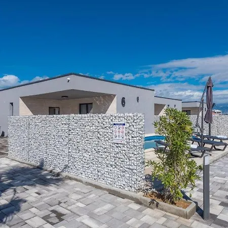 Vila In With Outdoor Swimming Pool, Wifi And 2 Bedrooms