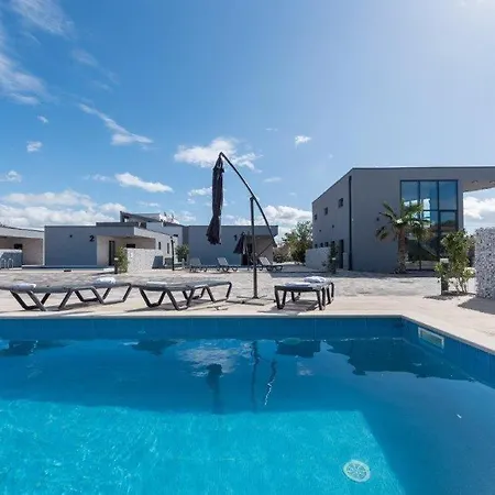 Vila In With Outdoor Swimming Pool, Wifi And 2 Bedrooms *