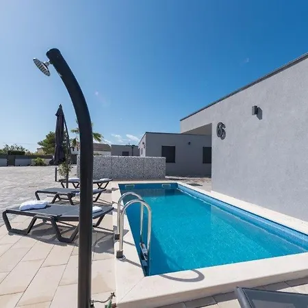 In With Outdoor Swimming Pool, Wifi And 2 Bedrooms Vila
